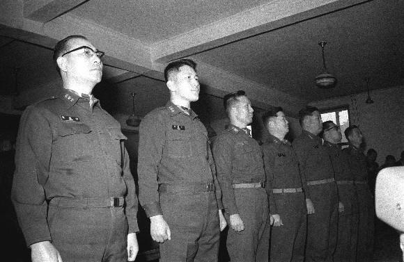 박정희 체제 전복 모의한 군인들 - 박정희 정권 전복 모의 혐의로 군사재판에 넘겨진 군인들의 모습. 가장 왼쪽이 고(故) 원충연 대령. 서울신문 DB