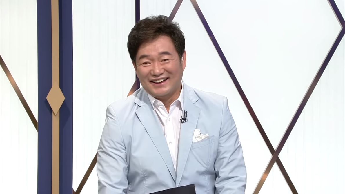 이순철 SBS 해설위원이 SBS ‘베이스볼S’에 출연해 데뷔 7년만에 연이틀 홈런을 친 아들 이성곤 선수에 대한 질문을 받고 웃고 있다. SBS 베이스볼S 캡처