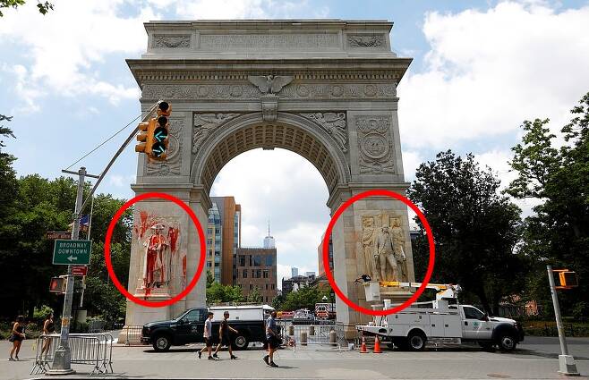 붉은 페인트와 노란 페인트로 훼손된 미국 ‘건국의 아버지’ 조지 워싱턴 초대 대통령의 조각상 (사진=EPA)