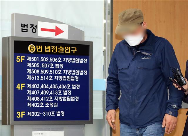 법정 나서는 ‘웰컴투비디오’ 손정우 아버지 - 세계 최대 아동 성착취물 사이트 ‘웰컴 투 비디오’(W2V) 운영자 손정우씨의 아버지가 19일 오전 서울 서초구 서울고등법원에서 열린 범죄인 인도심사 청구사건 심문기일을 마치고 법정을 나서고 있다.범죄인인도법에 따르면 범죄인이 구속된 날로부터 2개월 안에 인도허가, 거절, 각하 중 하나의 결정을 내려야 한다. 통상적으로 심문결과는 기일이 끝난 후 3~4일 내에 나오지만, 복잡한 사건의 경우 2주가량 걸린다. 2020.5.19/뉴스1