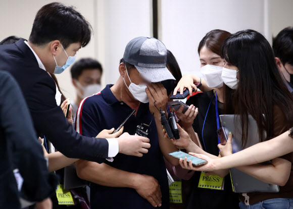 법정 나서는 손정우 씨 아버지 - 세계 최대 아동 성 착취물 사이트 ‘웰컴 투 비디오’ 운영자 손정우씨의 미국 송환 여부를 결정하는 범죄인 인도심사 세 번째 심문이 6일 서초구 서울고등법원에서 열렸다. 손씨의 아버지가 재판을 참관하고 나오며 취재진의 질문을 받고 있다. 법원은 이날 손 씨의 미국 송환을 불허했다. 2020.7.6 연합뉴스