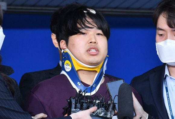 미성년자와 여성들의 불법 성 착취 영상을 제작·유포한 혐의를 받는 ‘박사방’ 운영자 조주빈이 25일 서울 종로경찰서에서 검찰에 송치되기 전 포토라인에서 심경을 밝히고 있다. 박윤슬 기자 seul@seoul.co.kr