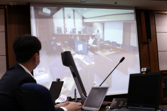 ‘웰컴투비디오’ 손정우 인도심사 법정 중계 - 세계 최대 아동 성 착취물 사이트 ‘웰컴 투 비디오’ 운영자 손정우 씨의 미국 송환 여부를 결정하는 범죄인 인도심사 세 번째 심문이 열린 6일 오전 서울 서초구 서울고등법원에 마련된 중계 법정에서 취재진이 스크린을 통해 중계되는 재판 시작을 기다리고 있다. 2020.7.6 연합뉴스