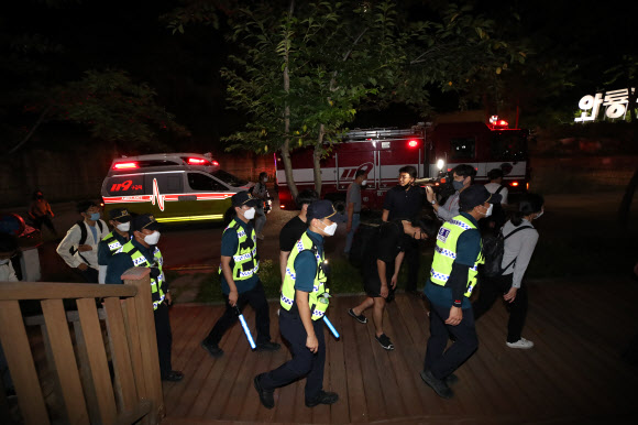 경찰에 박원순 서울시장이 실종됐다는 신고가 들어온 9일 오후 서울 종로구 와룡공원 일대에서 경찰이 야간수색을 하고 있다. 2020.7.9 연합뉴스