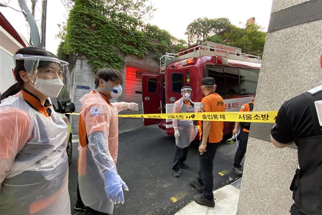 박원순 서울시장이 연락두절 된 9일 저녁 서울 성북구 북악산 자락 일대에서 경찰들이 수색작업을 하고 있다. 박 시장의 딸은 오후 5시 17분께 ‘4~5시간 전에 아버지가 유언 같은 말을 남기고 집을 나갔는데 전화기가 꺼져 있다’고 경찰에 신고한 것으로 알려졌다. 2020.7.9 뉴스1