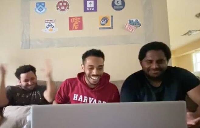 인터넷으로 하버드 로스쿨 합격을 확인하고 기뻐하는 모습