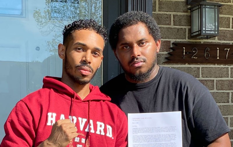 레한 스테이턴(사진 좌측)과 그의 형