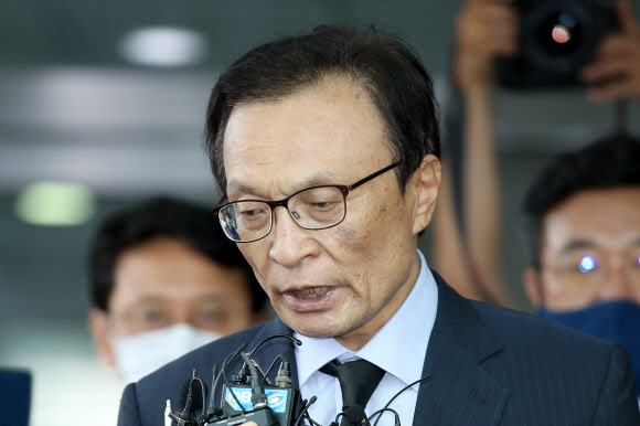 - 더불어민주당 이해찬 대표가 10일 오전 고 박원순 서울시장의 빈소가 마련된 서울 종로구 서울대병원 장례식장에서 조문을 마친 뒤 취재진의 질문에 답하고 있다. 2020.7.10 연합뉴스