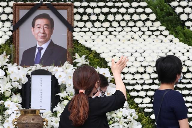 ‘모두 안녕’ - 12일 오후 서울 중구 서울시청 앞 서울광장에 마련된 고(故) 박원순 서울특별시장 분향소에서 한 시민이 고인의 영정을 향해 손을 흔들어 인사하고 있다.분향소 운영 시간은 오전 8시부터 오후 10시까지이며, 서울시는 고인과 유족의 의견을 반영해 분향소를 검소하게 마련했으며 화환과 조기(弔旗)는 따로 받지 않는다고 밝혔다. 2020.7.12/뉴스1