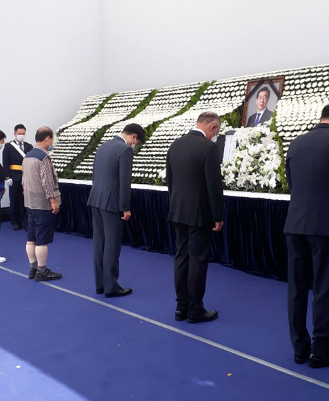 - 정의선 현대차그룹 수석부회장이 11일 서울시청 앞 고 박원순 시장 분향소를 찾아 조문하고 있다. 2020.7.11 연합뉴스.