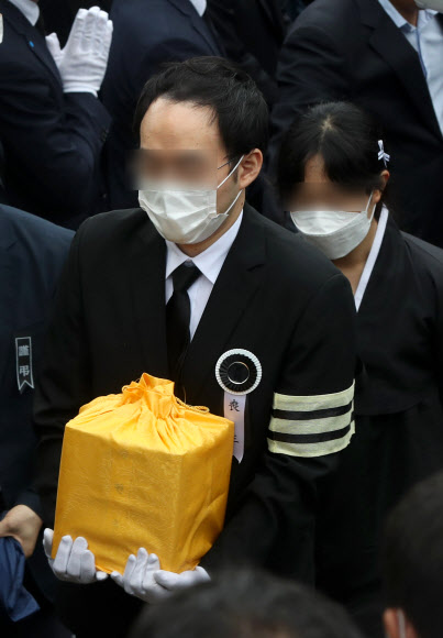 고 박원순 서울시장 유골함을 든 유족들이 13일 오후 경남 창녕군 박 시장 생가에서 나오고 있다. 2020.7.13 연합뉴스