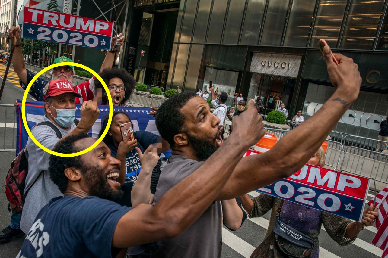 뉴욕 맨해튼 트럼프 타워 앞 도로에 그려진 ‘흑인 생명도 소중하다’(Black lives Matter) 문구 앞에서 충돌한 인종차별 반대 시위대와 트럼프 지지자들