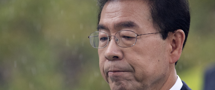 - 지난 9일 공관을 나와 연락이 두절된 박원순 서울시장이 숨진 채 발견됐다. 사진은 박 시장이 2018년 6·13 지방선거에서 3선 고지에 오른 다음 날 서울현충원을 참배하는 모습. 연합뉴스