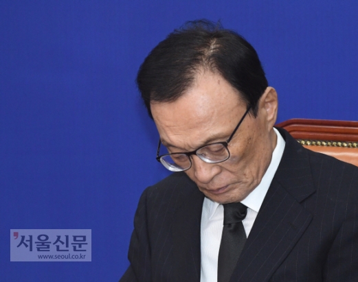 침통 - 더불어민주당 이해찬 대표가 13일 오전 최고위원회의에 참석, 고개를 떨군 채 생각에 잠겨 있다. 이 대표는 이날 오후 박원순 전 서울시장의 성추행 의혹 등에 대해 처음으로 사과를 표명했다.김명국 선임기자 daunso@seoul.co.kr