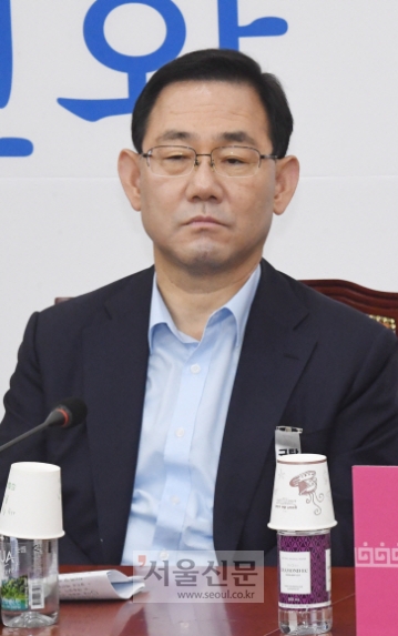 심각 - 미래통합당 주호영 원내대표는 같은 날 비상대책위원회의에서 박 전 시장을 성추행 혐의로 고소한 전직 비서에 대해 “2차 가해 움직임이 있어서는 안 된다”고 강조했다. 김명국 선임기자 daunso@seoul.co.kr