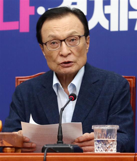 박원순 전 서울시장 성추행 의혹 사과하는 이해찬 대표 - 이해찬 더불어민주당 대표가 15일 오전 서울 여의도 국회에서 열린 최고위원회의에서 모두발언을 하고 있다. 이 대표는 모두발언에서 박원순 전 서울시장의 성추행 의혹 사건과 관련해 “시정 공백에 책임을 통감하고 피해 호소인의 고통에 위로의 말씀을 드리며 이런 상황에 당 대표로서 통렬한 사과를 드린다”며 사과했다. 2020.7.15/뉴스1