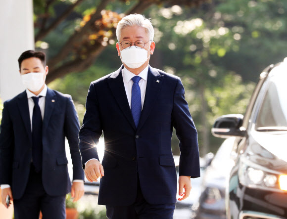 출근하는 이재명 경기지사 - ‘친형 강제입원’과 관련한 허위사실 공표 혐의 사건에 대한 대법원 선고일인 16일 오전 이재명 경기도지사가 경기도 수원시 경기도청으로 출근하고 있다. 2020.7.16 연합뉴스