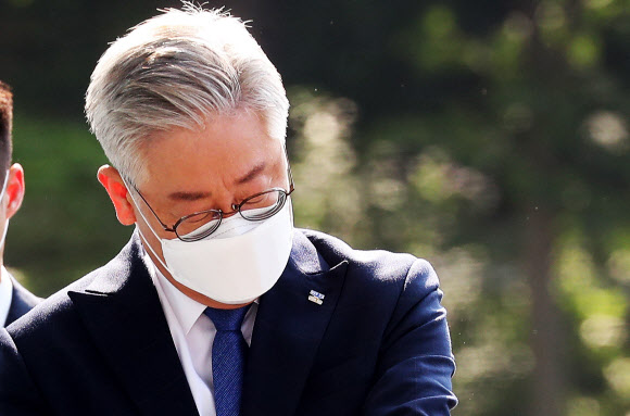 대법원 선고 앞두고 출근하는 이재명 경기지사 - ‘친형 강제입원’과 관련한 허위사실 공표 혐의 사건에 대한 대법원 선고일인 16일 오전 이재명 경기도지사가 경기도 수원시 경기도청으로 출근하고 있다. 2020.7.16 연합뉴스