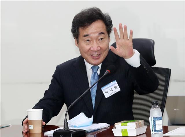 참석자들과 인사 나누는 이낙연 의원 - 이낙연 더불어민주당 의원이 14일 오전 서울 여의도 국회 의원회관에서 민주연구원 주최로 열린 혁신경제 연속세미나에서 참석자들과 인사를 나누고 있다. 2020.7.14.뉴스1