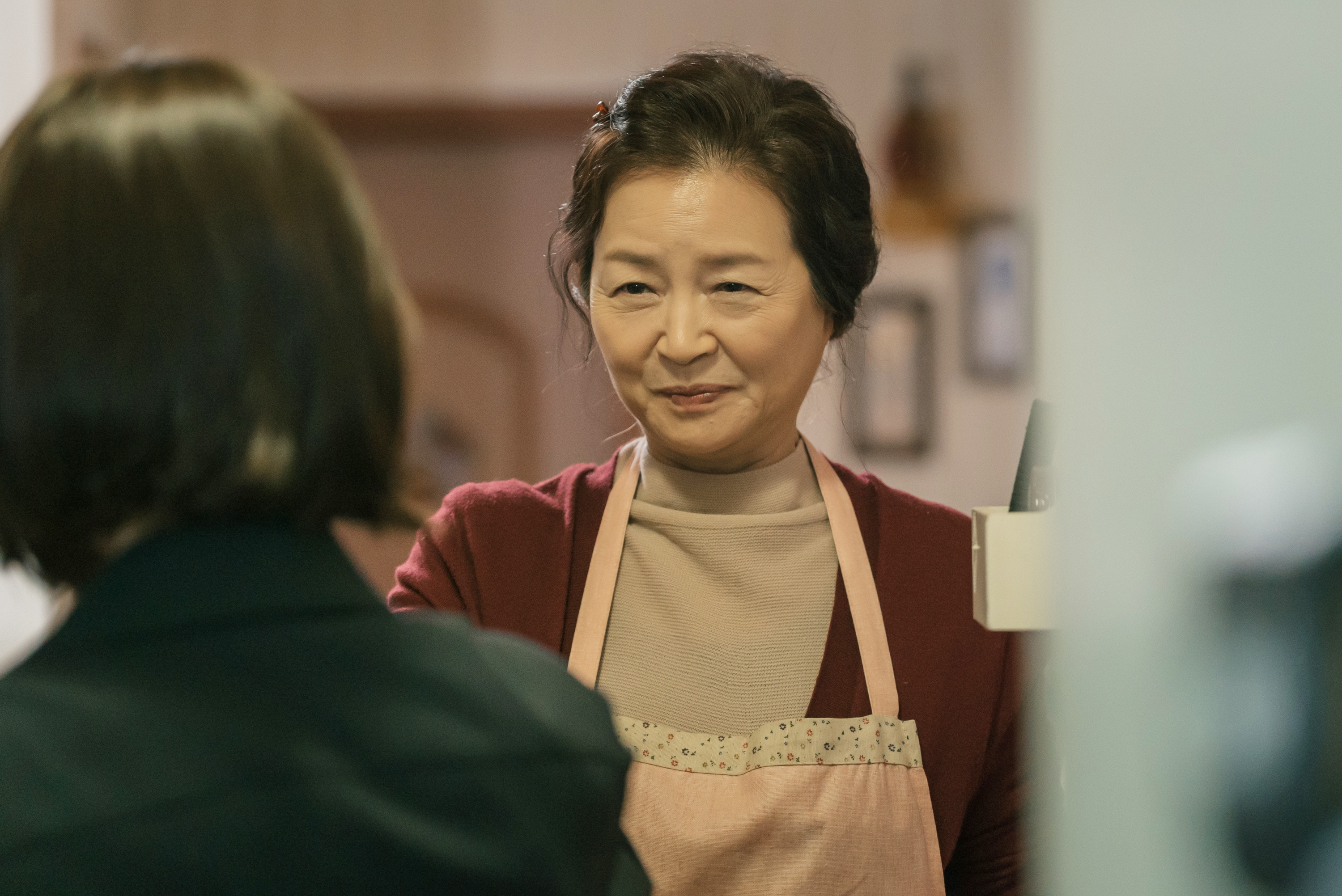 세 자녀의 엄마로 열연한 원미경은 “저에게 어울리는, 자연스럽게 소화할 수 있는 역할에 손이 갔다”고 밝혔다. 사진은 드라마‘가족입니다’의 한 장면. tvN 제공