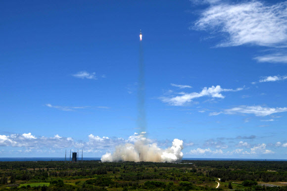 중국이 23일 낮 12시 41분(현지시간) 하이난 원창 우주발사장에서 첫 화성탐사선 ‘톈원-1호’를 쏘아 올렸다.AFP 연합뉴스