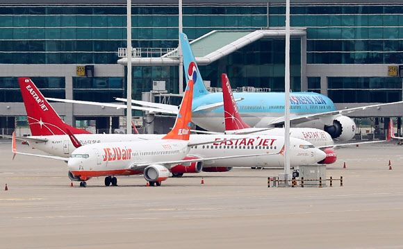 나란히 서 있는 제주항공-이스타항공 여객기연합뉴스