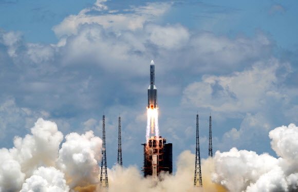 중국이 23일 낮 12시 41분(현지시간) 하이난 원창 우주발사장에서 첫 화성탐사선 ‘톈원-1호’를 쏘아 올렸다.로이터 연합뉴스