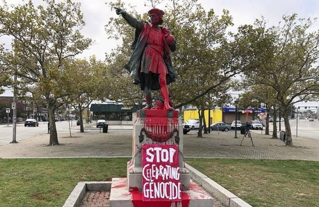 과거 미국 로드아일랜드 주에서 페인트로 훼손당한 콜럼버스 동상