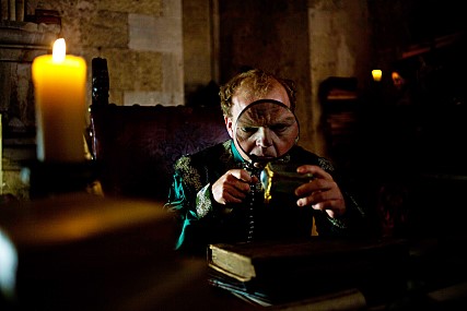 벼룩에 집착하는 왕의 모습​​​​​​​출처: 오드