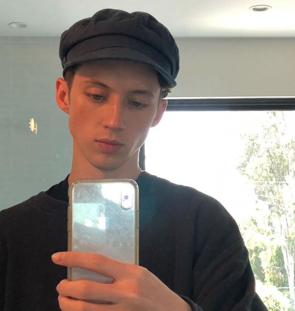 출처: 트로이 시반 인스타그램/ 셀카 찍는 트로이 시반