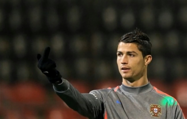 메시를 부르던 팬들을 향해 손가락을 올리는 호날두출처: https://www.youtube.com/watch?v=CiwvK-BdTWk 캡쳐