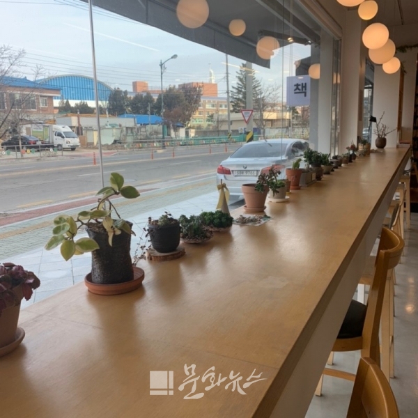 동아서점 내 책을 볼 수 있는 공간