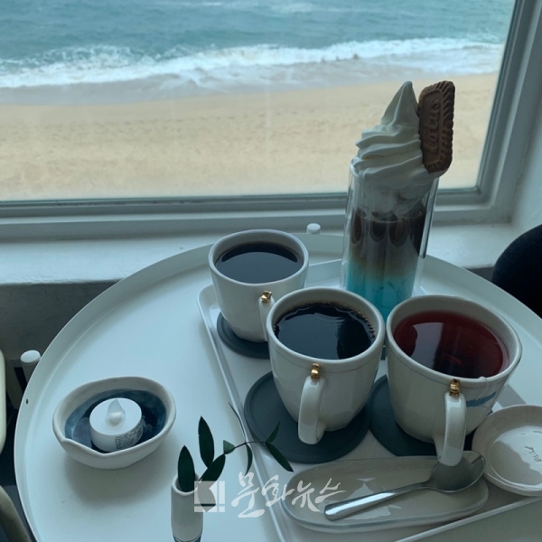 블루도별라떼부터 시계방향으로 히비스커스티, 아메리카노