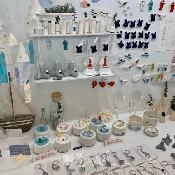 직접 만든 각종 도자기 소품을 판매하고 있다.