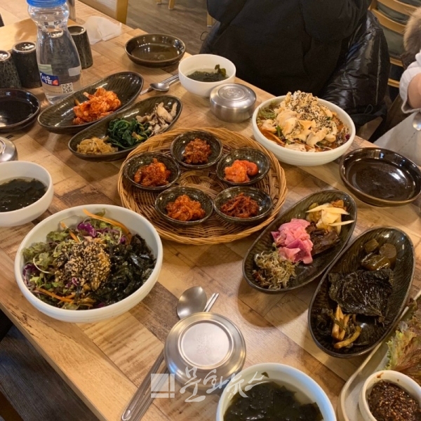 왼쪽부터 성게비빔밥, 젓갈백반, 골뱅이물회