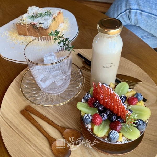 왼쪽부터 치즈토스트, 미숫가루라떼, 과일요거트