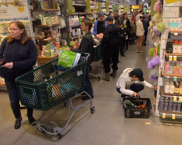 (사진출처=Jim Ruymen/UPI)계산을 위해 줄을 길게 선 시민들