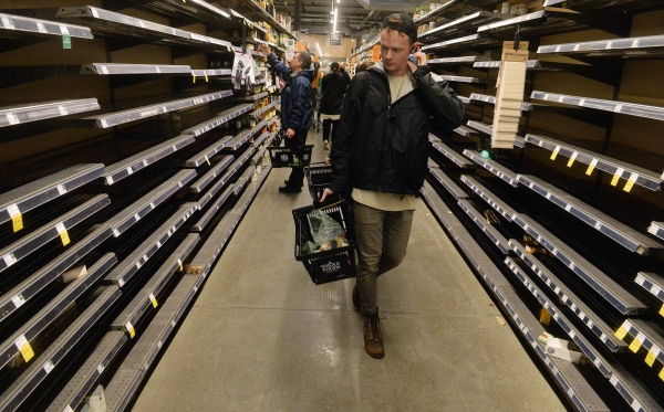 (사진출처=Jim Ruymen/UPI)담을 게 없는 마트 매대