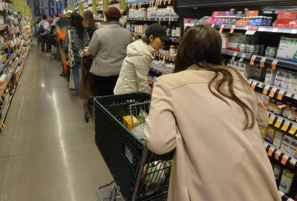 (사진출처=Jim Ruymen/UPI)계산을 위해 줄을 길게 선 시민들