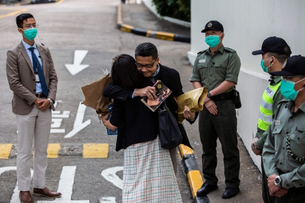 (사진출처=ISAAC LAWRENCE / AFP)포옹을 하는 Chan Kin-man 홍콩 중문대 교수