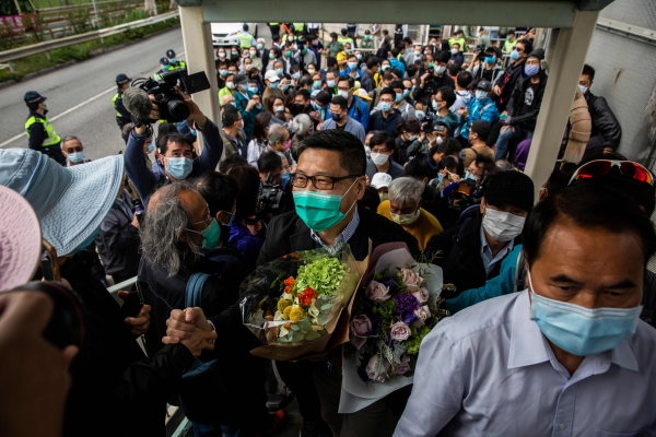 (사진출처=ISAAC LAWRENCE / AFP)인파 속 Chan Kin-man 홍콩 중문대 교수