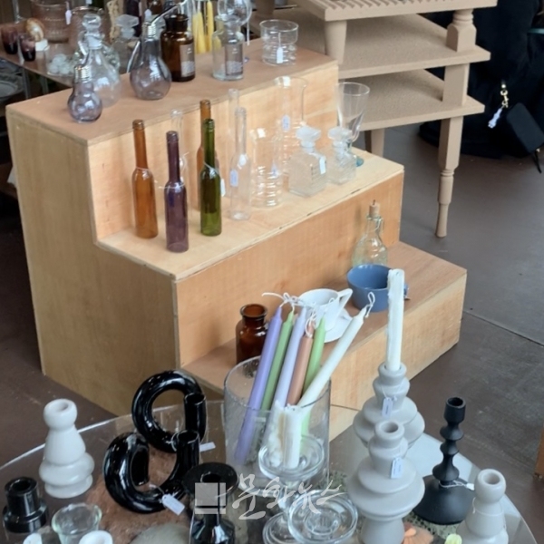 수풀에서 판매하는 촛대와 화병들