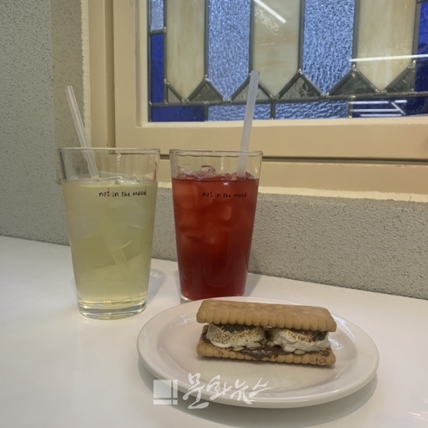 낮인더무드의 스모어 쿠키와 차