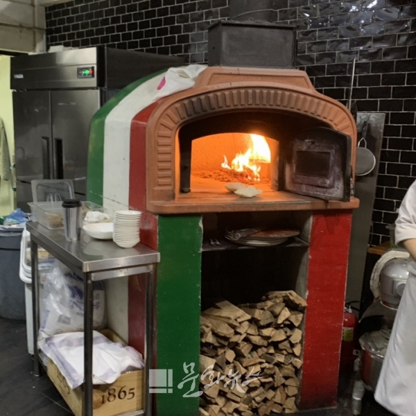 엘리스 리틀 이태리의 화덕