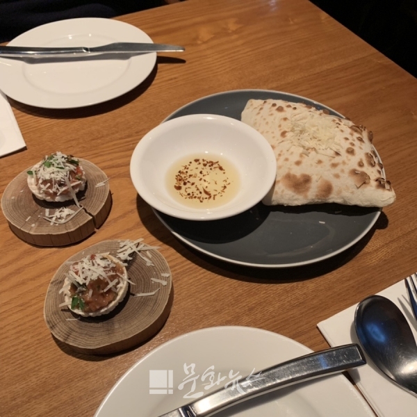 식사 전에는 화덕에 구운 바뽀레(식전빵)와 아뮤즈 부쉬(식전음식)를 제공한다