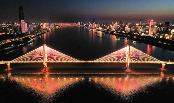 문구가 비춰진 다리, Xinhua/Chen Yehua/연합뉴스