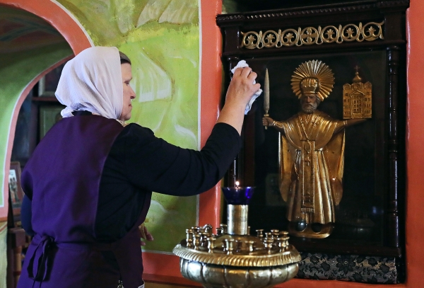 성상을 닦고있는 수녀, Alexander Ryumin/TASS/연합뉴스