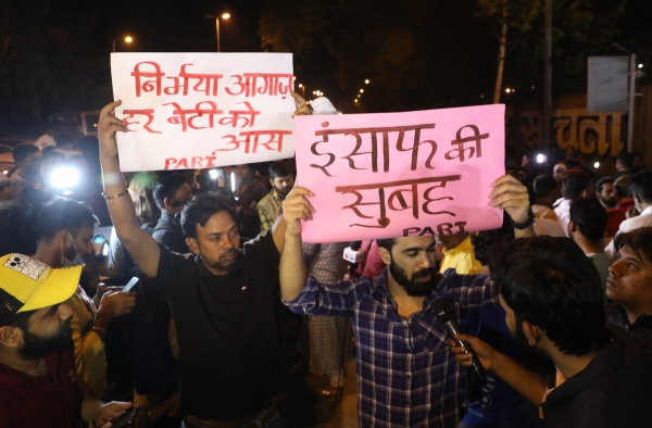 '정의의 아침' 플랜카드를 든 남자, EPA/RAJAT GUPTA/연합뉴스