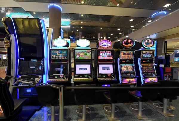 (사진출처=Ethan Miller/Getty Images/AFP/연합뉴스)차단된 McCarran 국제공항 수하물 구역의 슬롯머신