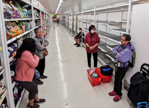 (사진출처=EPA/JAMES GOURLEY AUSTRALIA AND NEW ZEALAND OUT)기다리는 사람들